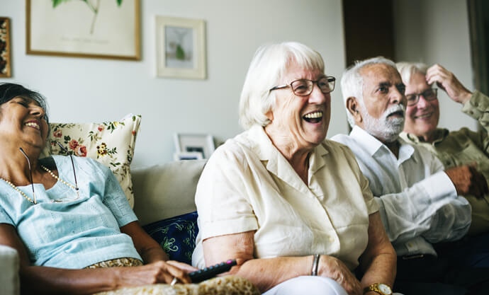 Gemeinsame Fernsehabende in einer Senioren-WG machen Freude Senioren WG, Wohngemeinschaft, 60 Plus