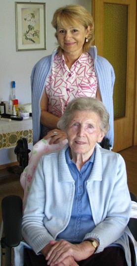 Bild Senior mit osteuropäischer Pflegekraft