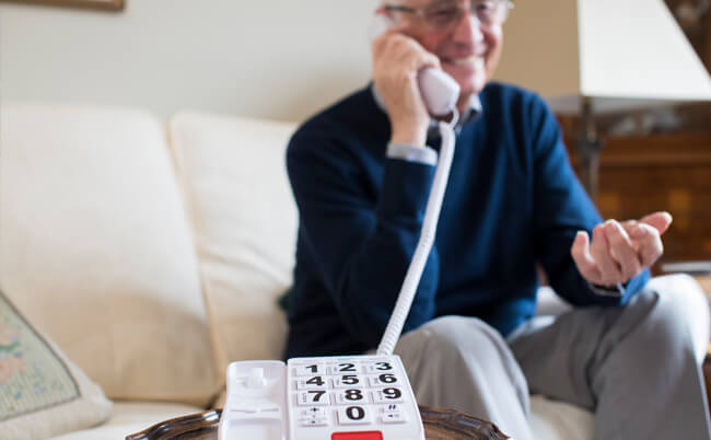 Seniorenhandy/Seniorentelefon – alle Infos zu Modellen mit Notruf und großen Tasten